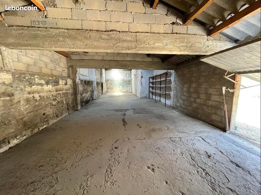 Parking/box Beaucaire · 250 €/mois