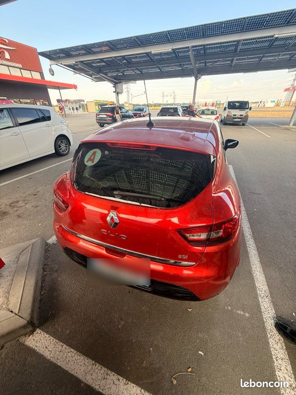 Clio IV rouge à vendre. Prix négociable - Voitures