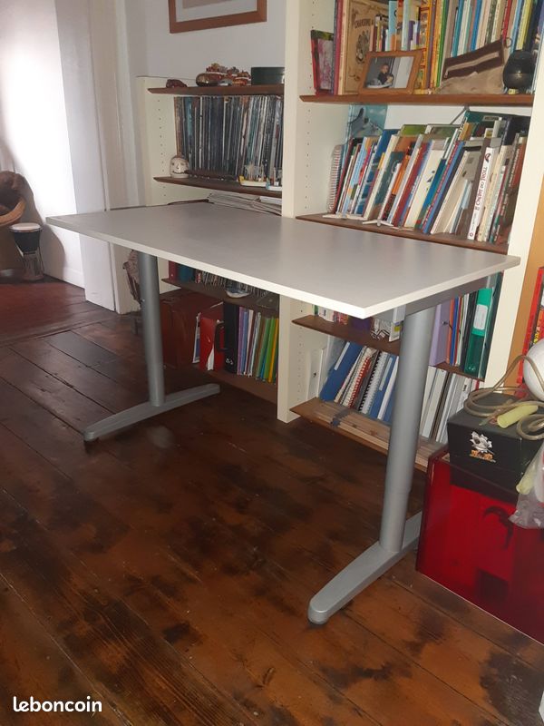 Bureau (image 1)