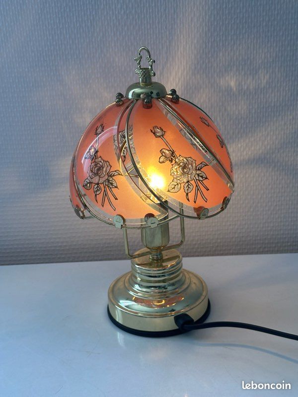 Lampe tactile vintage avec un abat-jour rose orné de motifs floraux (image 1)