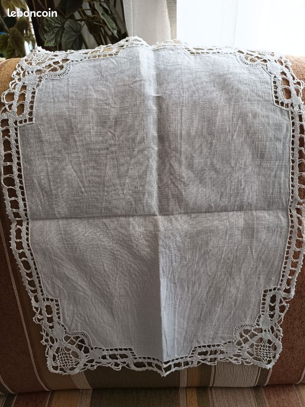 NAPPERON BRODE MAIN CARRE JOURS ET BRODERIE CILAO BLANC 25 CM DE CÖTE