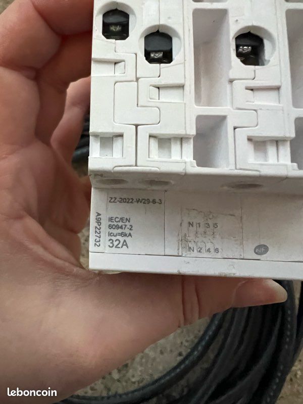 Disjoncteur modulaire Schneider 400 volt 32A + environ 9 mètres de câbles (image 2)