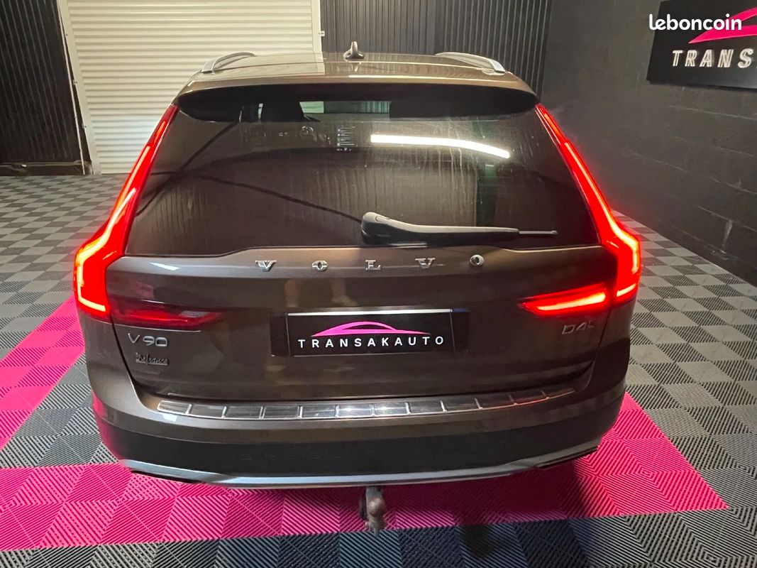 VOLVO V90 CROSS COUNTRY D4 AWD 190 ch Geartronic 8 Cross Country Luxe / Distribution à Jour / 4 pneus récents / Attelage (image 5)