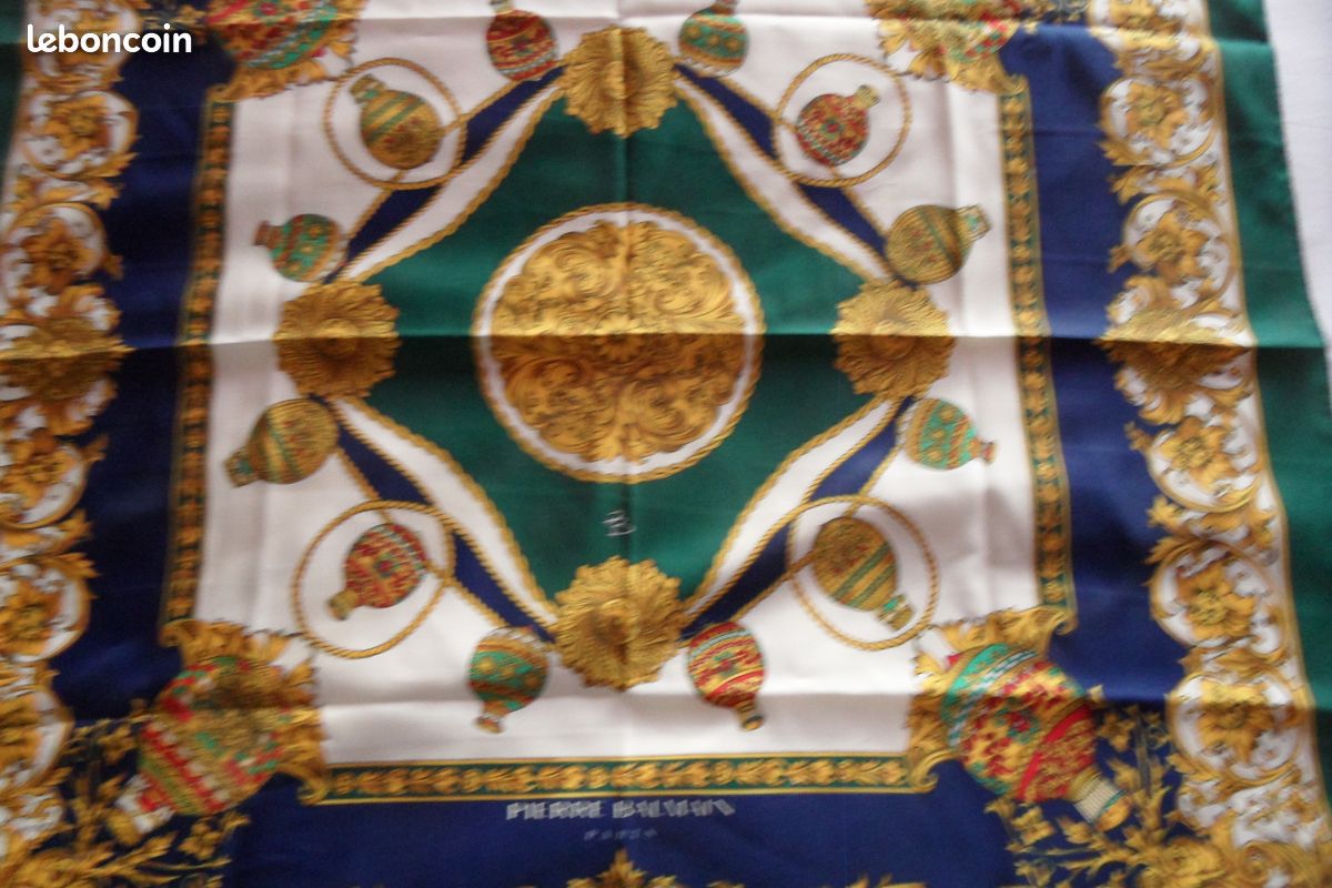 Foulard En Soie Vintage PIERRE BALMAIN - Dimensions 67 X 70 Cm - Rose - Occasion