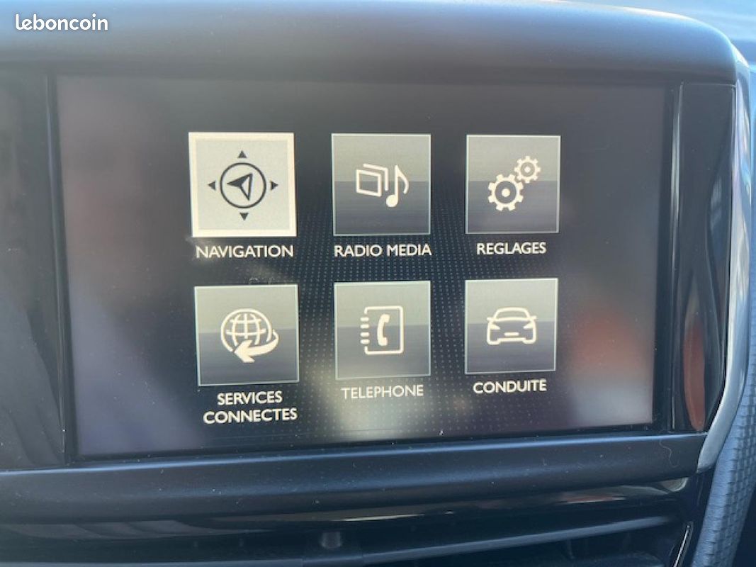 PEUGEOT 208 1.2i Pure Tech - 110 Allure + Apple CarPlay + Radars Arrière + Clim Auto (image 16)