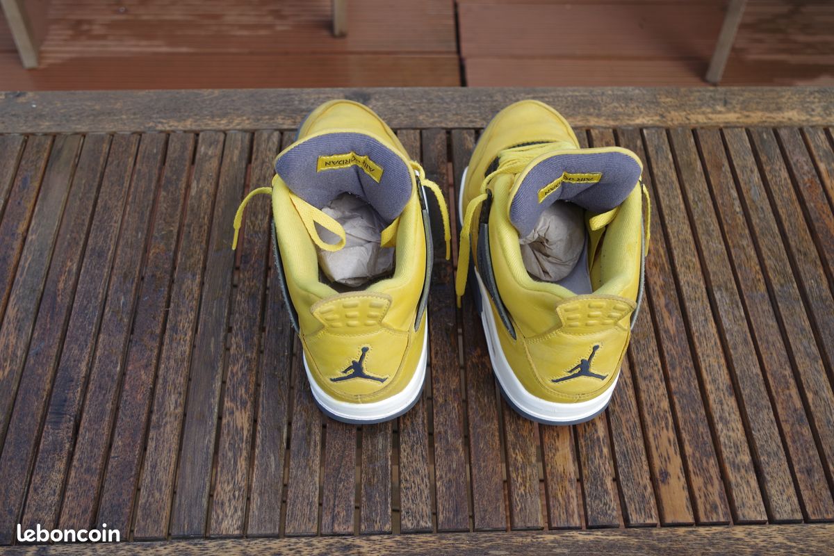 Jordan Lightning With Outfit Jordan Retro Vivid Sulfur (Women's