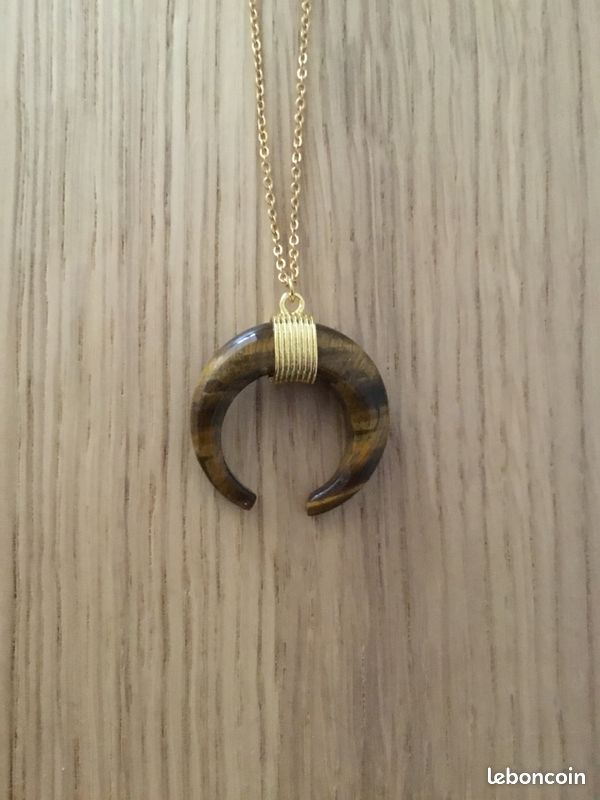 Collier en acier inoxydable doré avec corne / croissant de lune en œil de tigre (image 2)