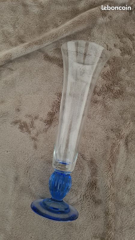Joli vase, 26 cm de haut, pied bleu (image 1)