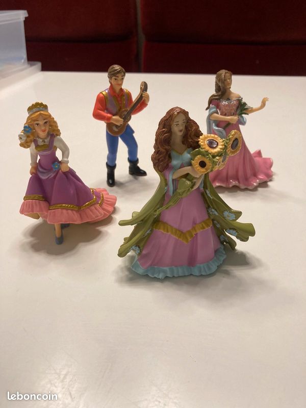 Lot 4 figurines PAPO prince et princesses (image 1)