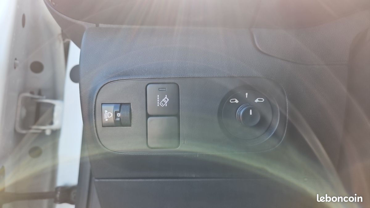 Citroën C3 SOCIETE BLUEHDI 100 SS BVM6 FEEL (image 22)