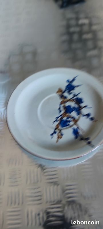 Lot de tasses et sous tasse (image 3)
