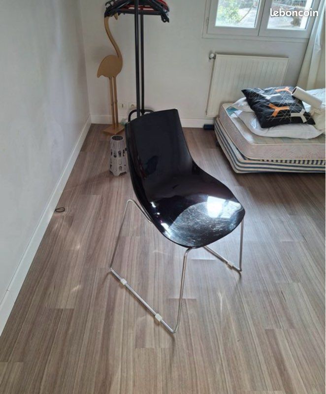 1 chaise noire laquée (image 1)