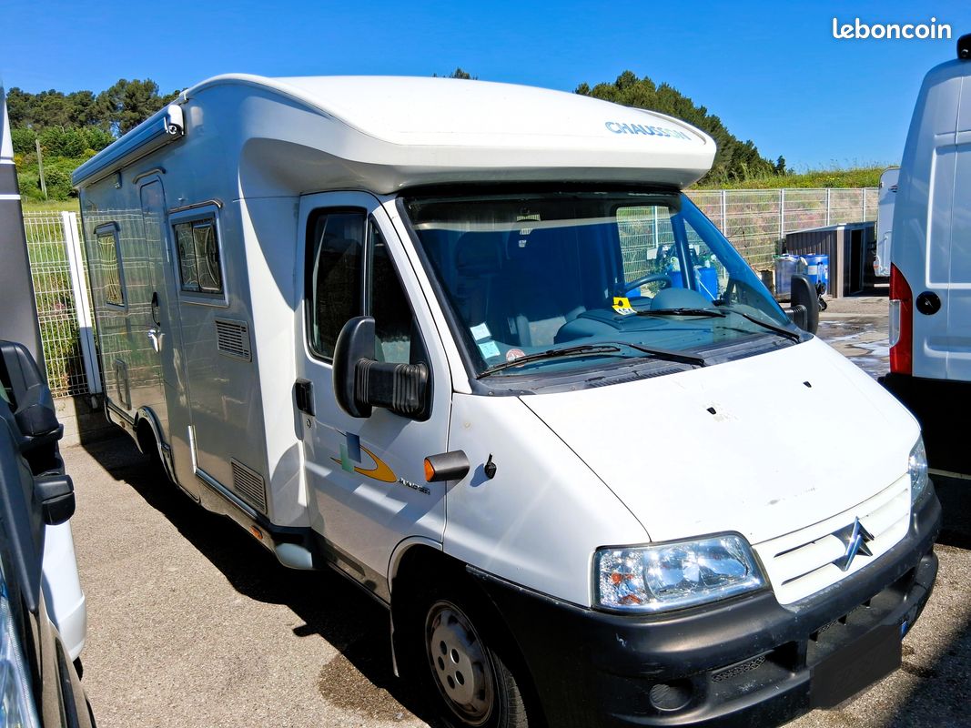 Camping-car d'occasion chausson welcom 70 + 2004 + 2.8l hdi + 130 cv + compact 6,36 m + lit a la francaise + dinette transformable en lit 2 places + antenne satellite + porte velos (image 1)