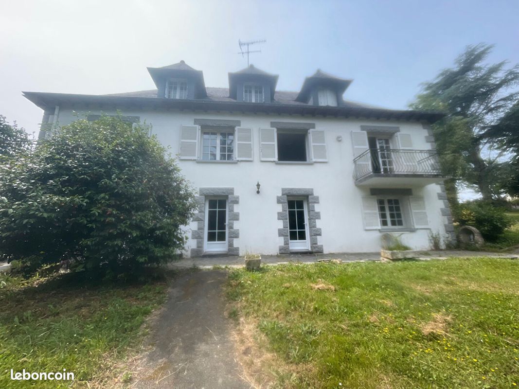 Maison 10 pièces 270 m² · à Loyat · 270 m² · 325 500 €
