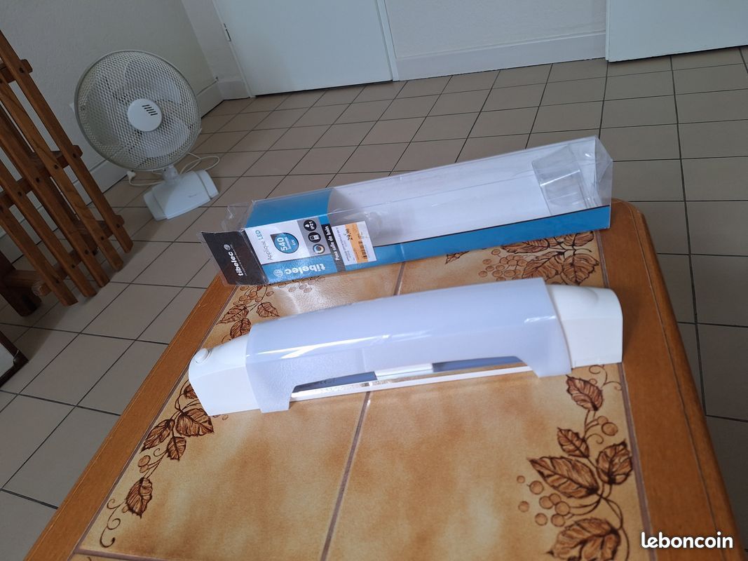 Applique néon LED marque TIBELEC 540 lumens jamais servie (image 1)