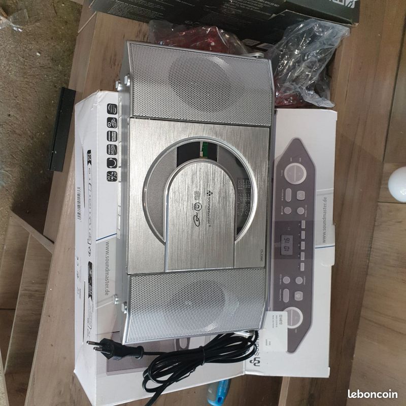Radio FM Soundmaster Avec Lecteur CD Vertical - 30 Stations Préréglées, Stéréo, Sur Piles Ou Secteur