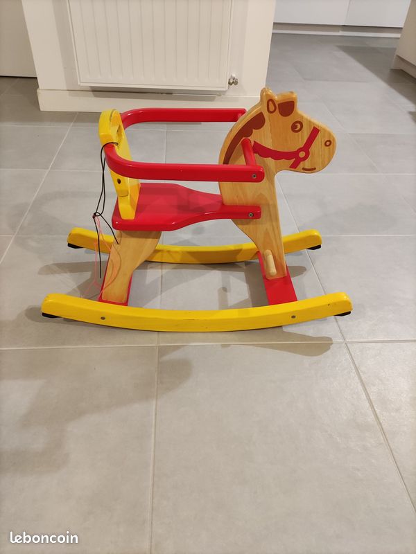 Cheval à bascule (image 1)