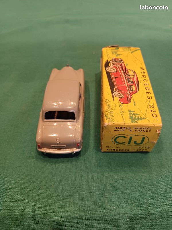 Modèle Réduit Mercedes 220 Grise - Échelle 3/12, Occasion Avec Boîte D'origine