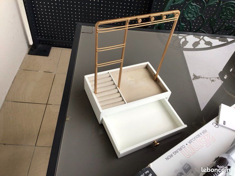 Trois accessoires deux pour les cheveux presque neuf et une boîte à bijoux maison du monde (image 12)