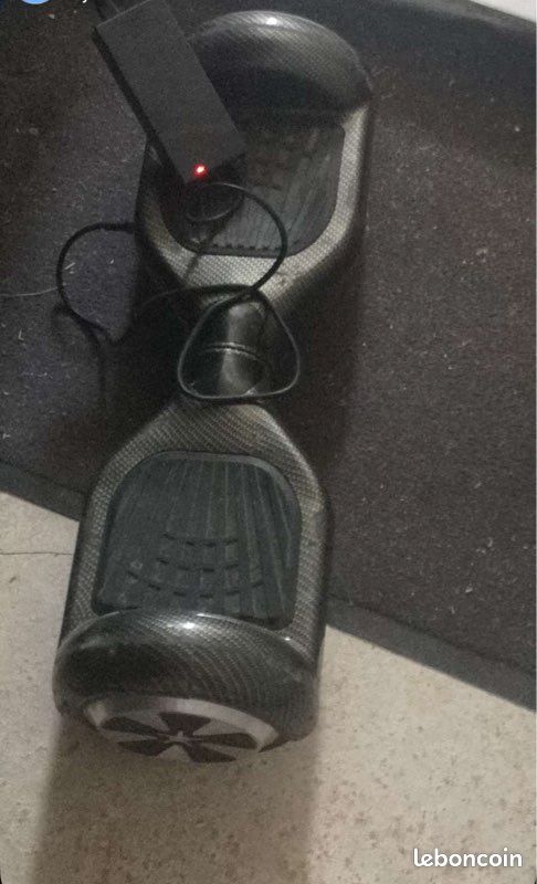 Hoverboard carbone – Bon état, chargeur inclus – 100 (image 1)