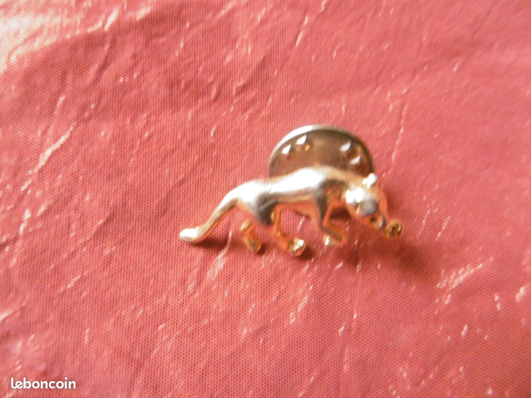 2 PIN'S en métal doré (image 1)