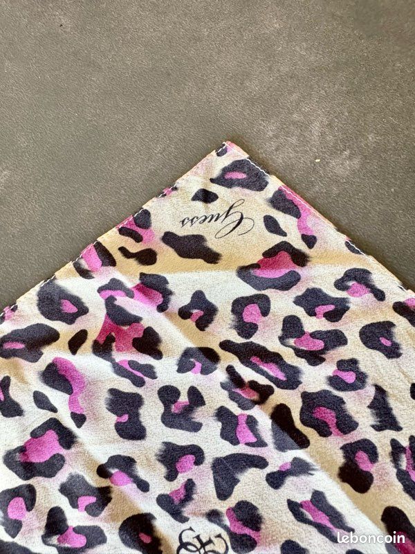 Carré de soie foulard GUESS Léopard rose noir Vintage 100% soie
