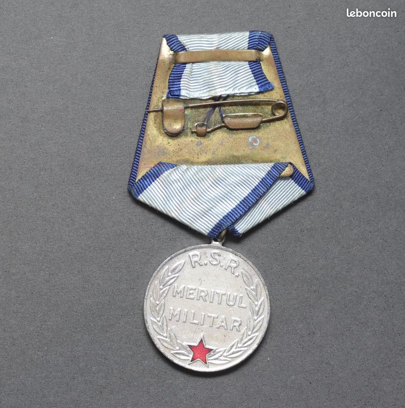 Médaille Roumaine Ordre Du Travail 3ème Classe (bronze) 1970 RSR - État Circulé