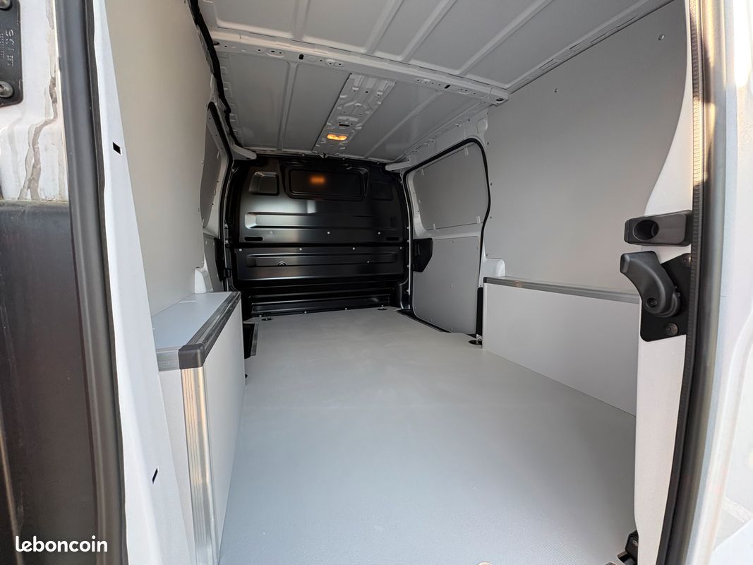 Citroën Jumpy III VAN Ph.2 M . 2.2 Diesel 150 ch Automatique sur parc - 2 Portes Latérales - (image 8)