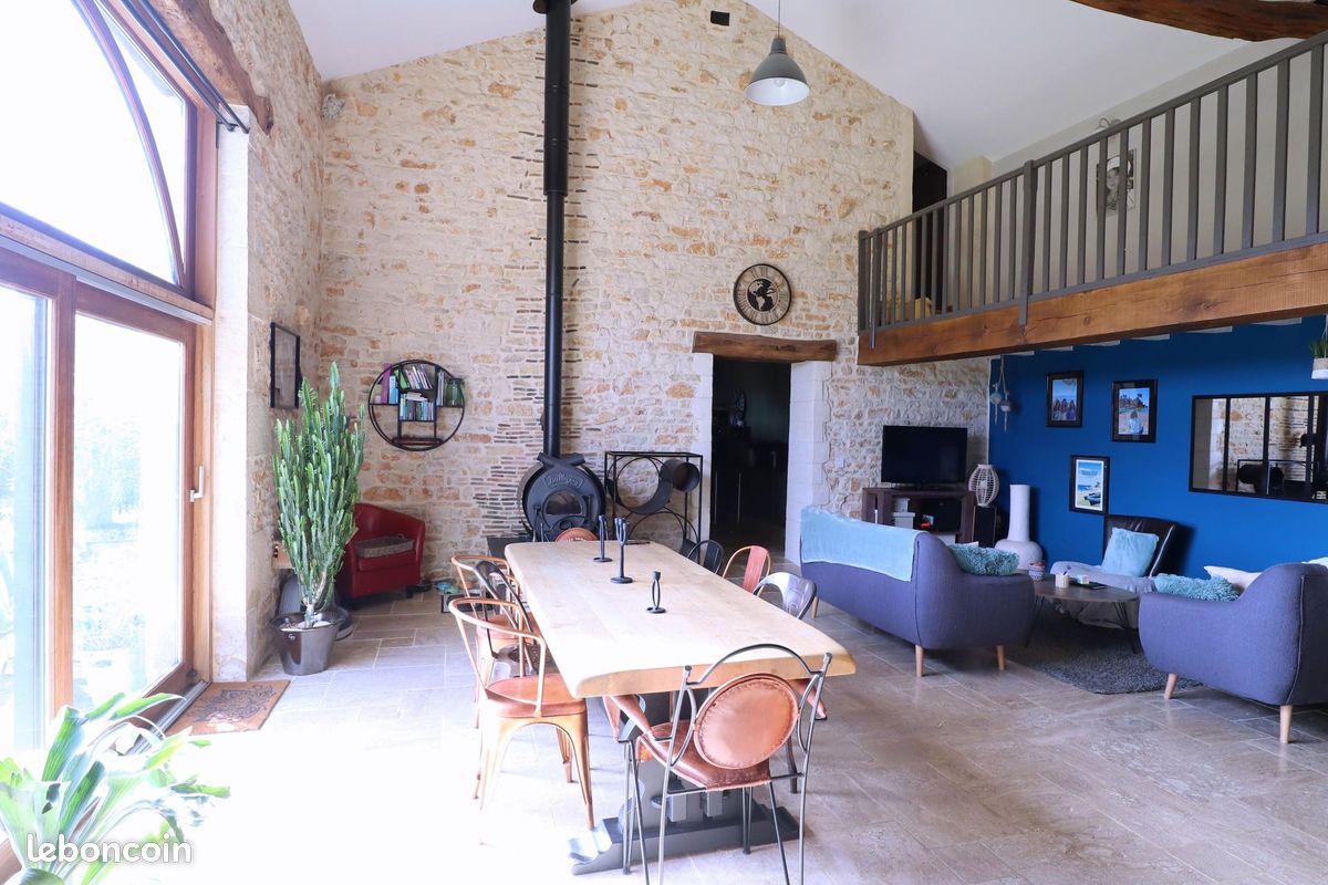 Propriété 6 pièces 210 m² - Nanteuil-en-Vallée 16700 (image principale 0)