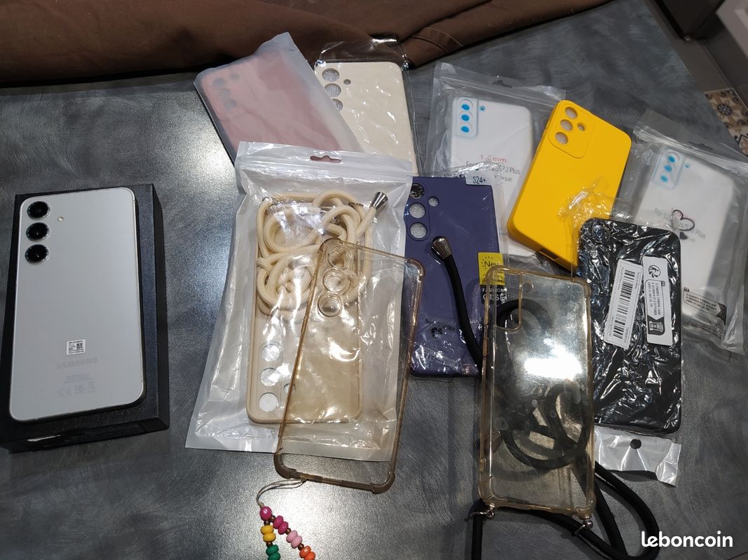 Coques Samsung Galaxy S24+ plus
État proche du neuf.
Vendu avec boîte d'origine, des coques, écran protection et anti espion.
Pas d'échange merci (image 1)