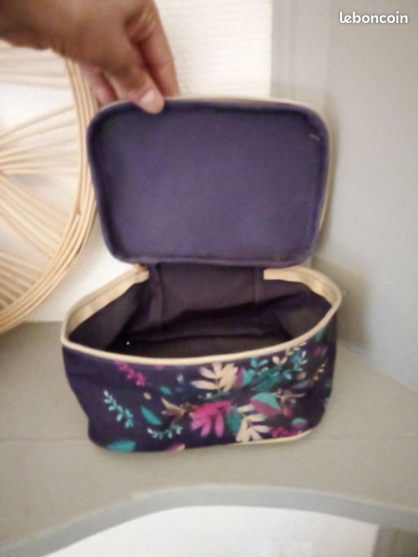 Très jolie Trousse (image 2)