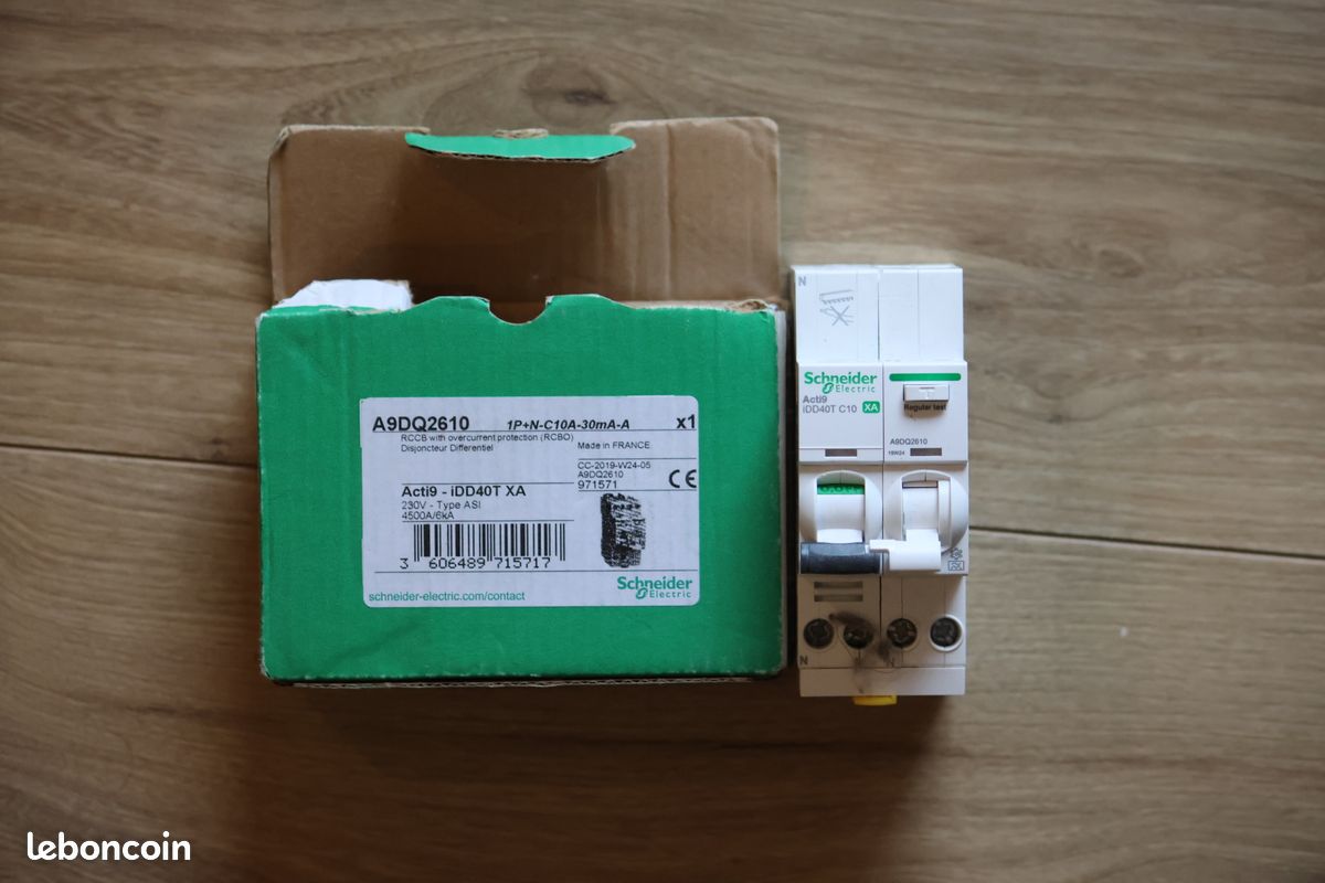 Lot De 3 Disjoncteurs Schneider Dt40 - C10, C16, C20 (références 21024, 21025, 21026)
