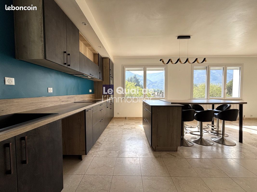 Maison 7 pièces 221 m² · à Saint-Égrève · 221 m² · 545 000 €