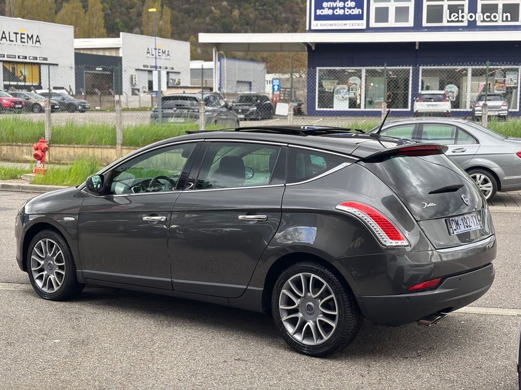 Lancia Delta 1.9 MJT TwinTurbo 190ch Platinum - Xénon / CarPlay / Toit Ouvrant (image 5)