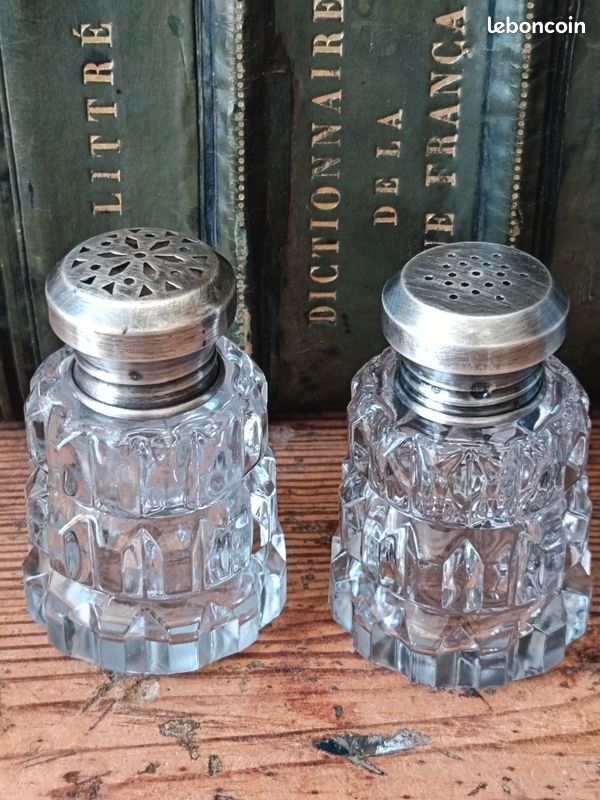 Ensemble De 4 Salières Et Poivrières Louis XV En Argent Massif (poinçon Minerve) Et Cristal