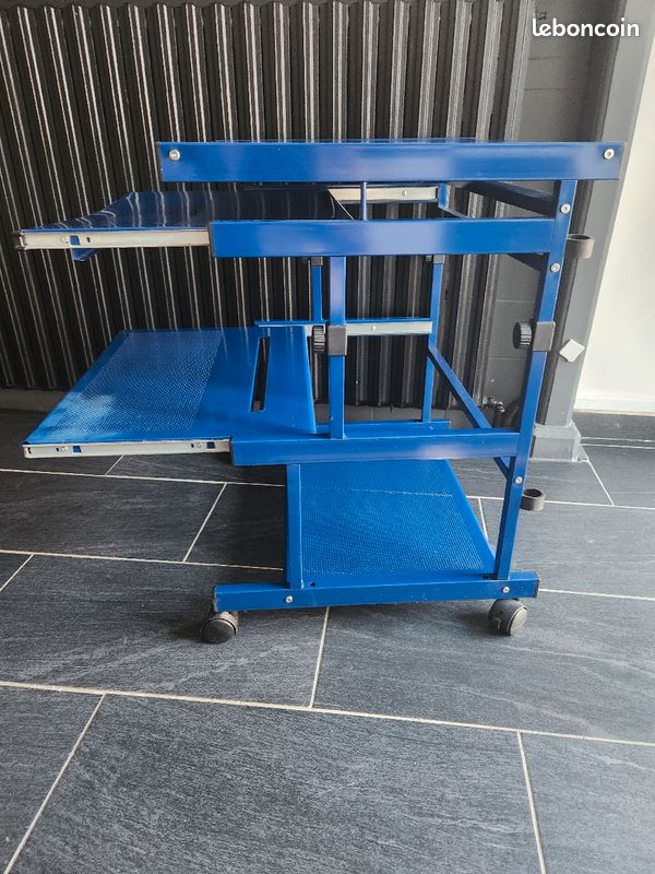 Petit bureau en métal (image 2)