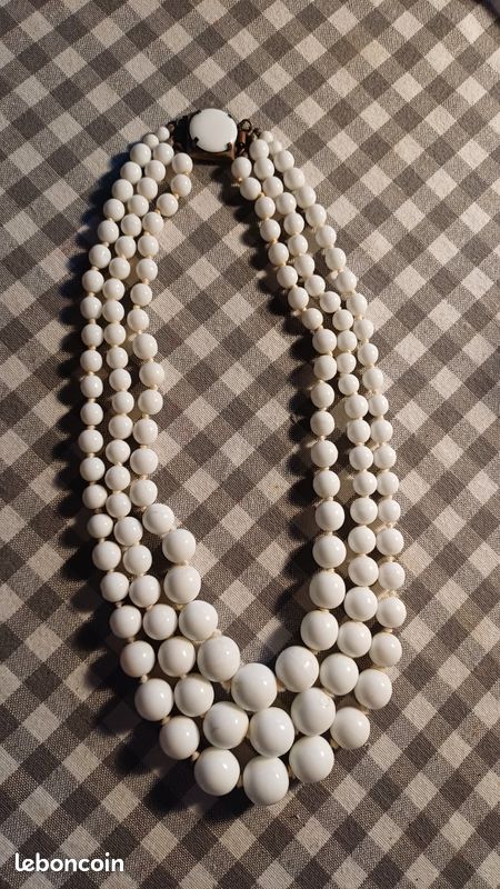 Collier vintage en faience blanche 3 rangs (image 1)