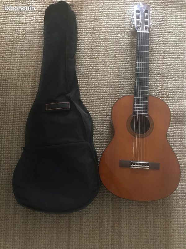 Guitar d’étude Yamaha (image 1)