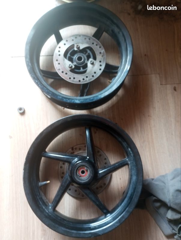 Vend jantes et fourche Aprilia sr (image 2)