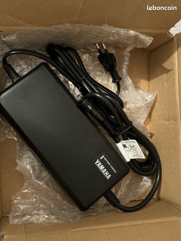 Chargeur Batterie Vélo électrique Yamaha – 36V – 2015 – Modèle 700563 – Neuf