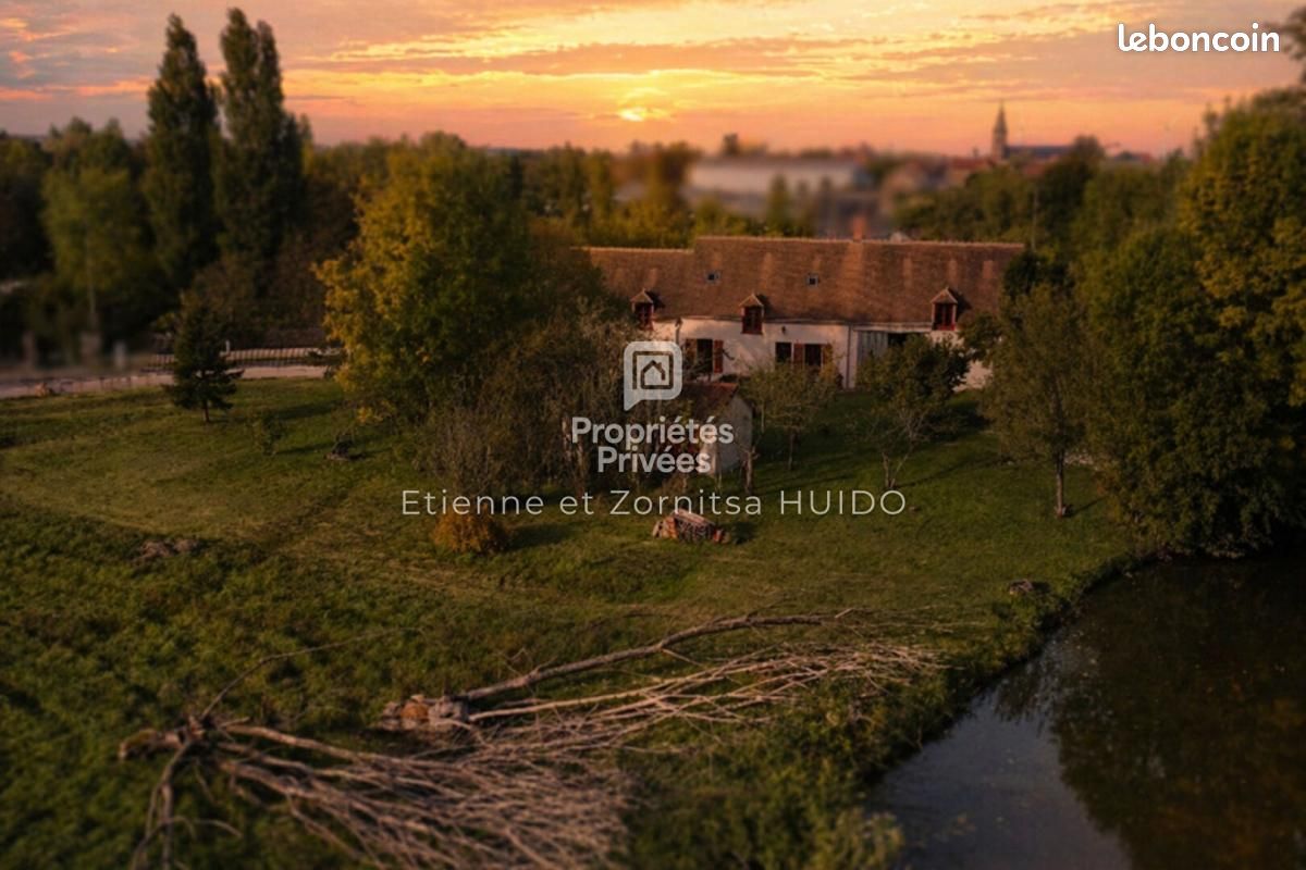 Maison 15 pièces 370 m² · à La Chapelle-Saint-Laurian · 370 m² · 266 475 €