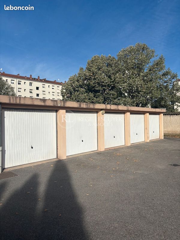 Parking 12 m² · à Vénissieux · 12 m² · 18 000 €