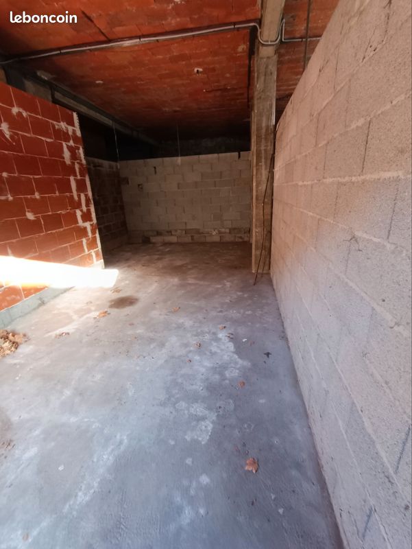 Garage · à Courpière · 60 €/mois