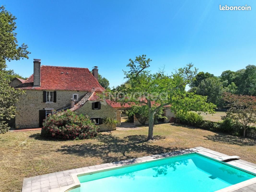 Maison 13 pièces 465 m² · à Lasclaveries · 465 m² · 629 000 €