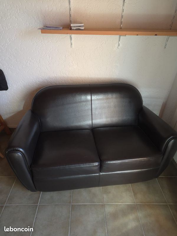 Lot meubles maison : canapés, fauteuils rotin, table basse, tabourets, commode (image 1)