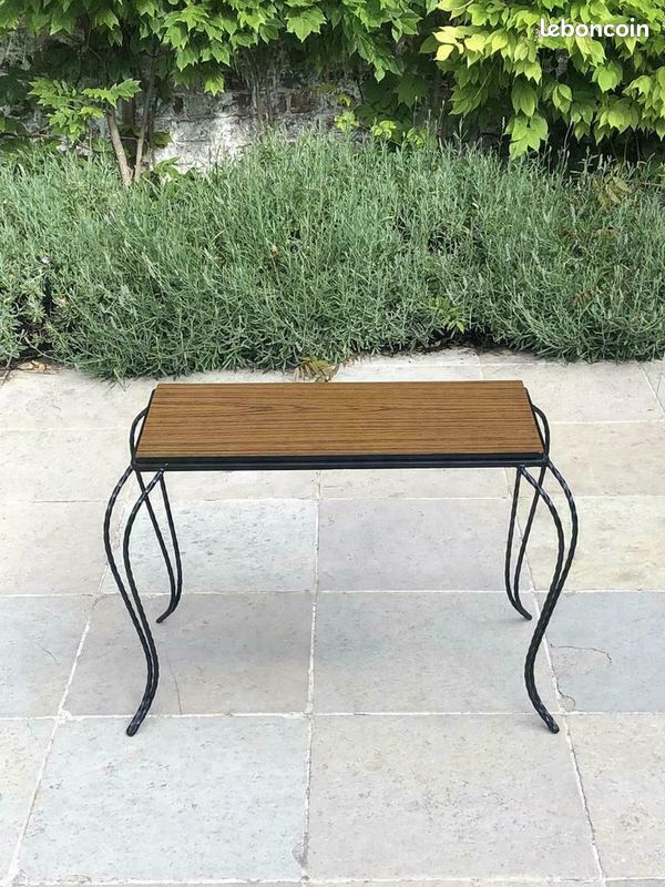 Table d'appoint en fer forgé et formica (image 1)