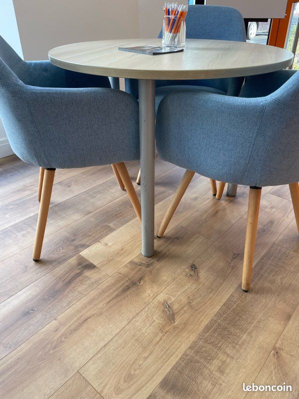 3 tables avec chaises (image 2)