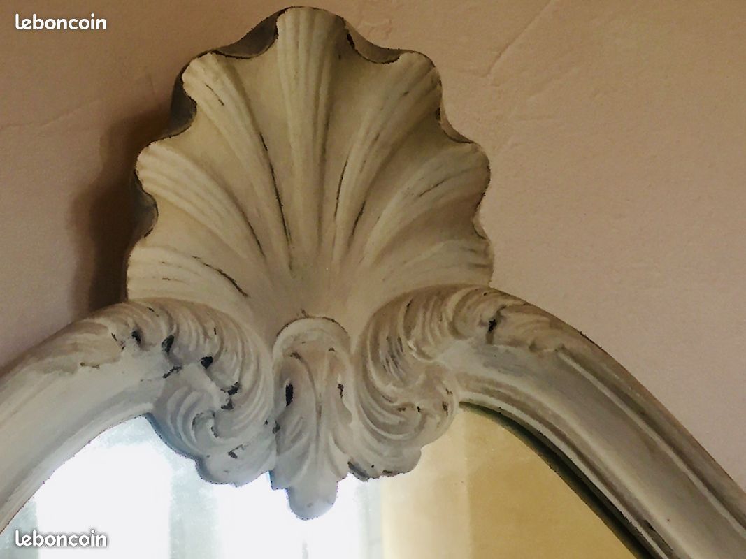 Ancien miroir orné en bois de style Shabby Chic, fronton coquille, finition blanc patiné, modèle du début de XXème siècle (image 3)
