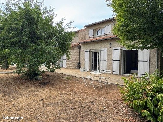Maison 8 pièces 284 m² · à Neuville-de-Poitou · 284 m² · 579 000 €