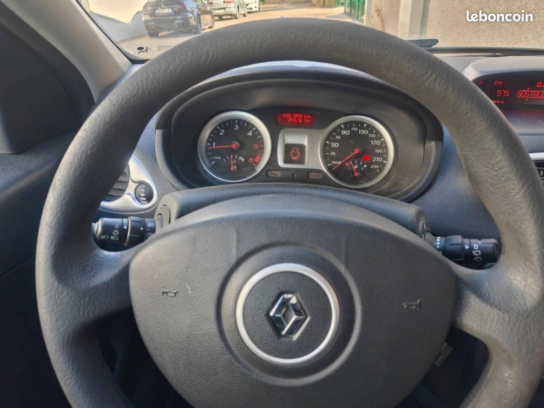 Renault Clio III 1.5 dCi 85ch Business Eco² 98g 5p Entretien à jour (image 11)